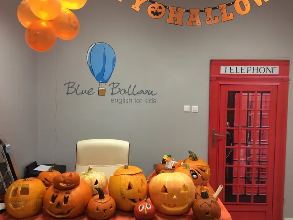 Dynie i pomarańczowe balony ustawione w szkole Blue Balloon z okazji Halloween