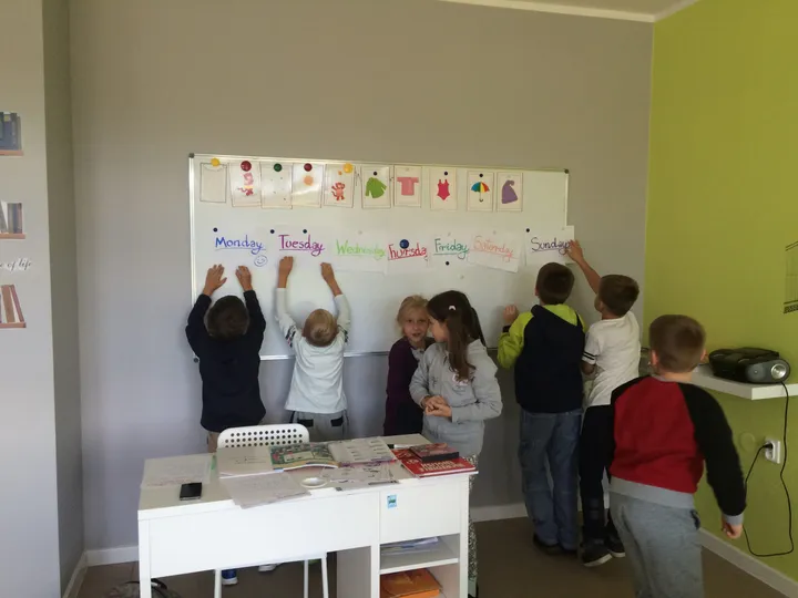 Dzieci pracują przy tablicy w sali lekcyjnej